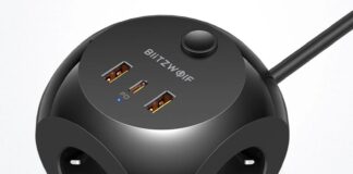 Ciabatta elettrica BlitzWolf, forma cubica nel palmo della mano
