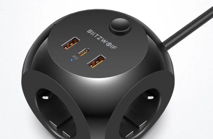 Ciabatta elettrica BlitzWolf, forma cubica nel palmo della mano