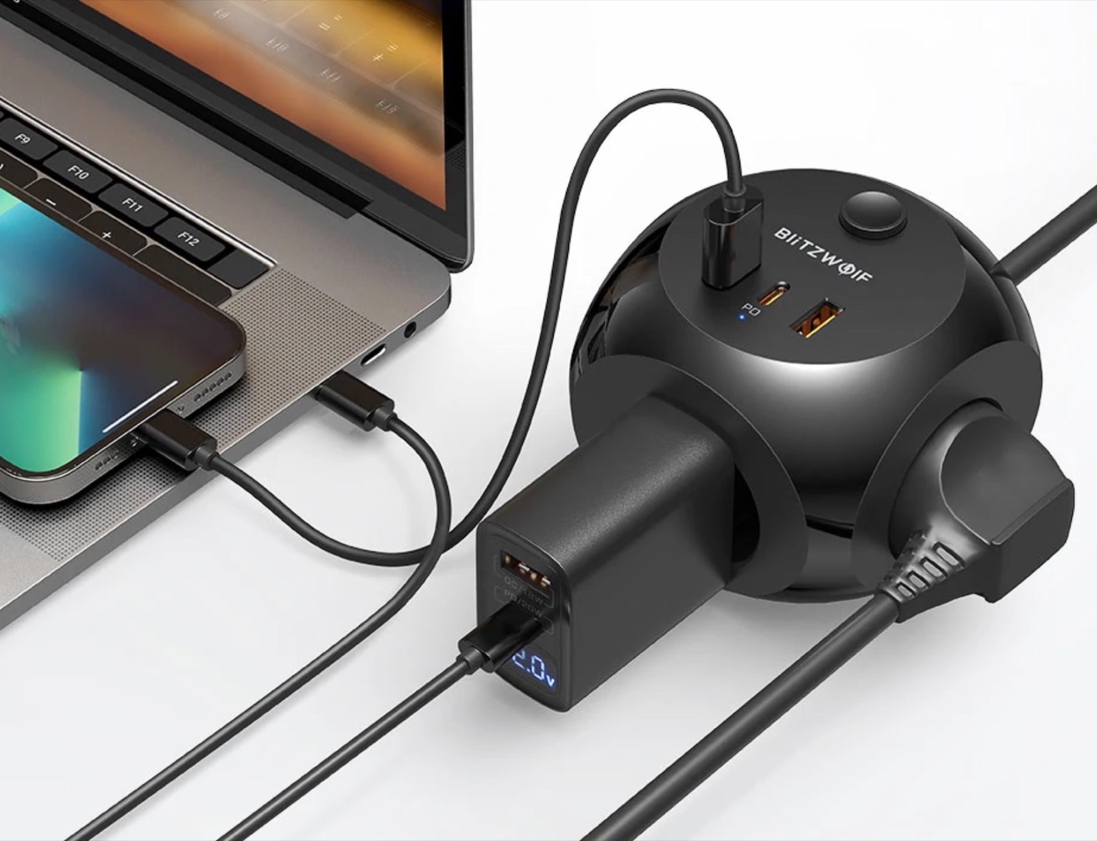 Ciabatta elettrica BlitzWolf, forma cubica nel palmo della mano Ciabatta elettrica BlitzWolf, forma cubica nel palmo della mano