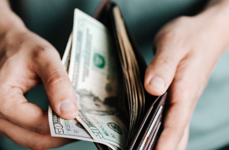 Editori in rivolta, ChatGPT sfrutta il loro lavoro senza pagarli