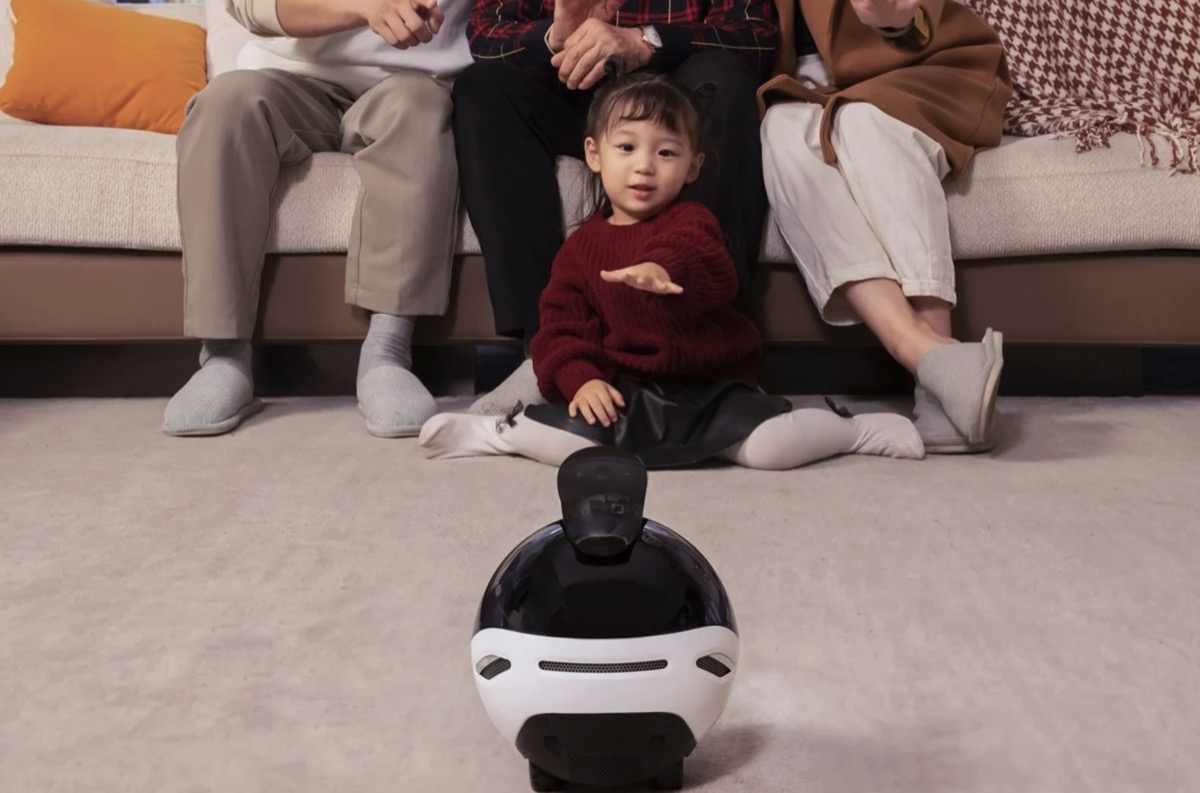 EBO X è il robot domestico per la famiglia