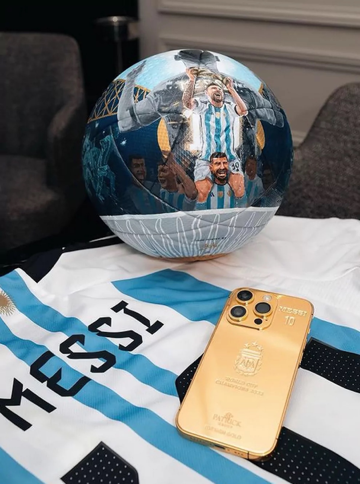 Per la vittoria ai mondiali Messi regala iPhone in oro a squadra e staff
