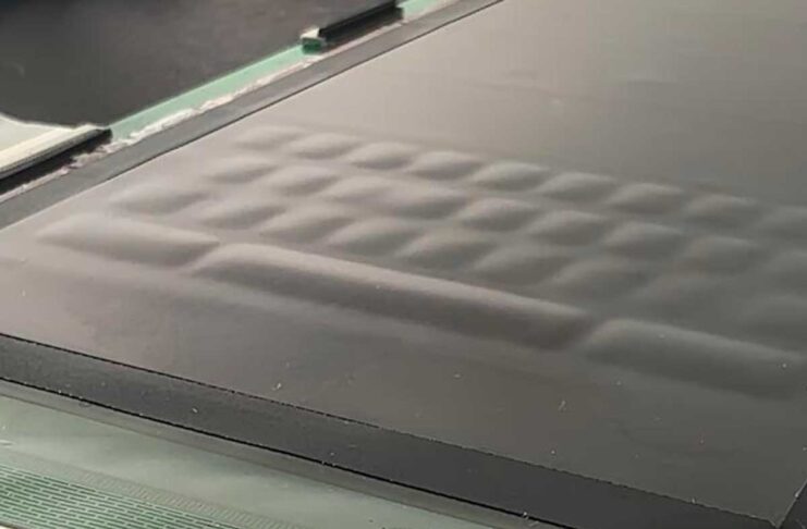 Creato un display con protrusioni utilizzabili come pulsanti tattili