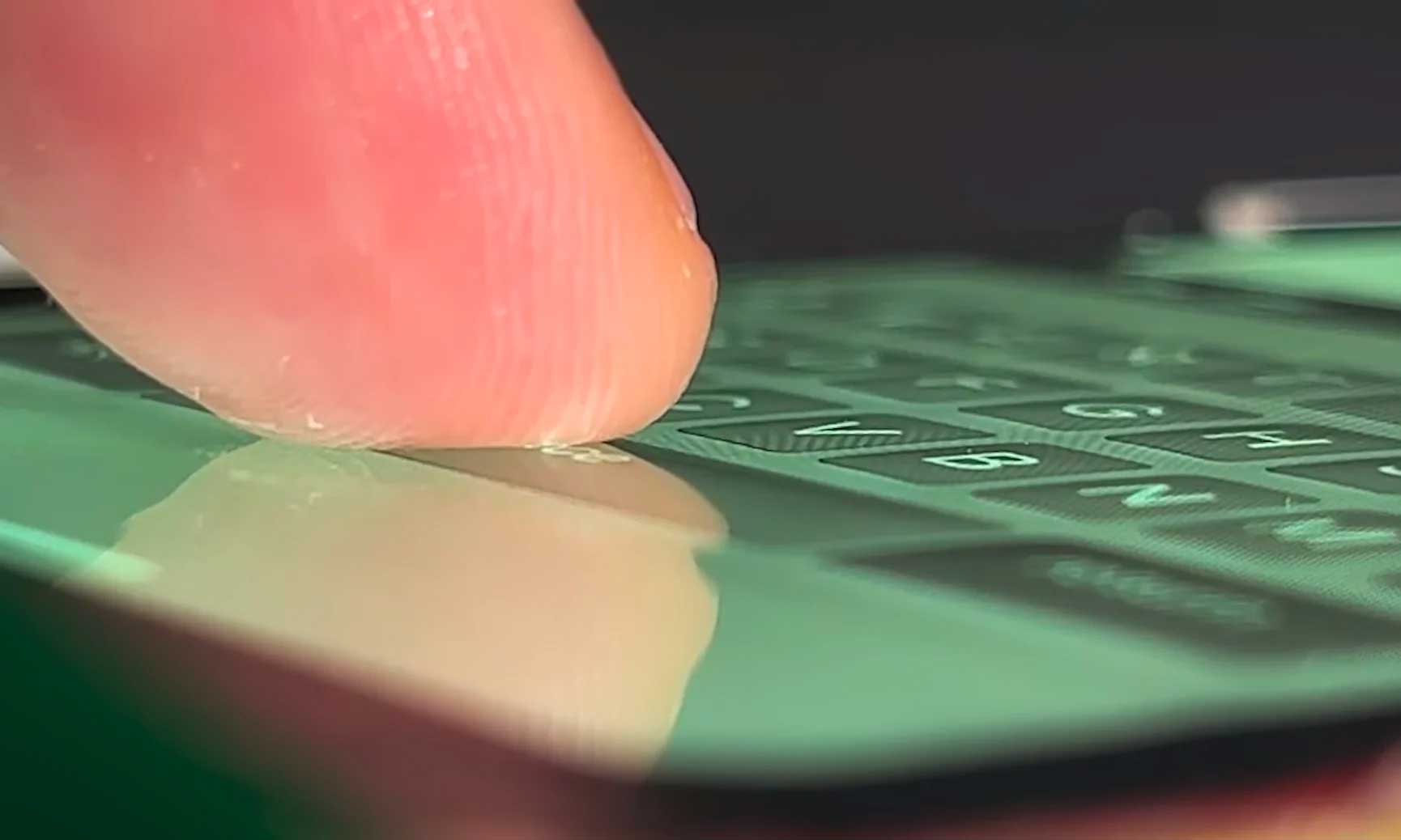 Creato un display con protrusioni utilizzabili come pulsanti tattili Creato un display con protrusioni utilizzabili come pulsanti tattili