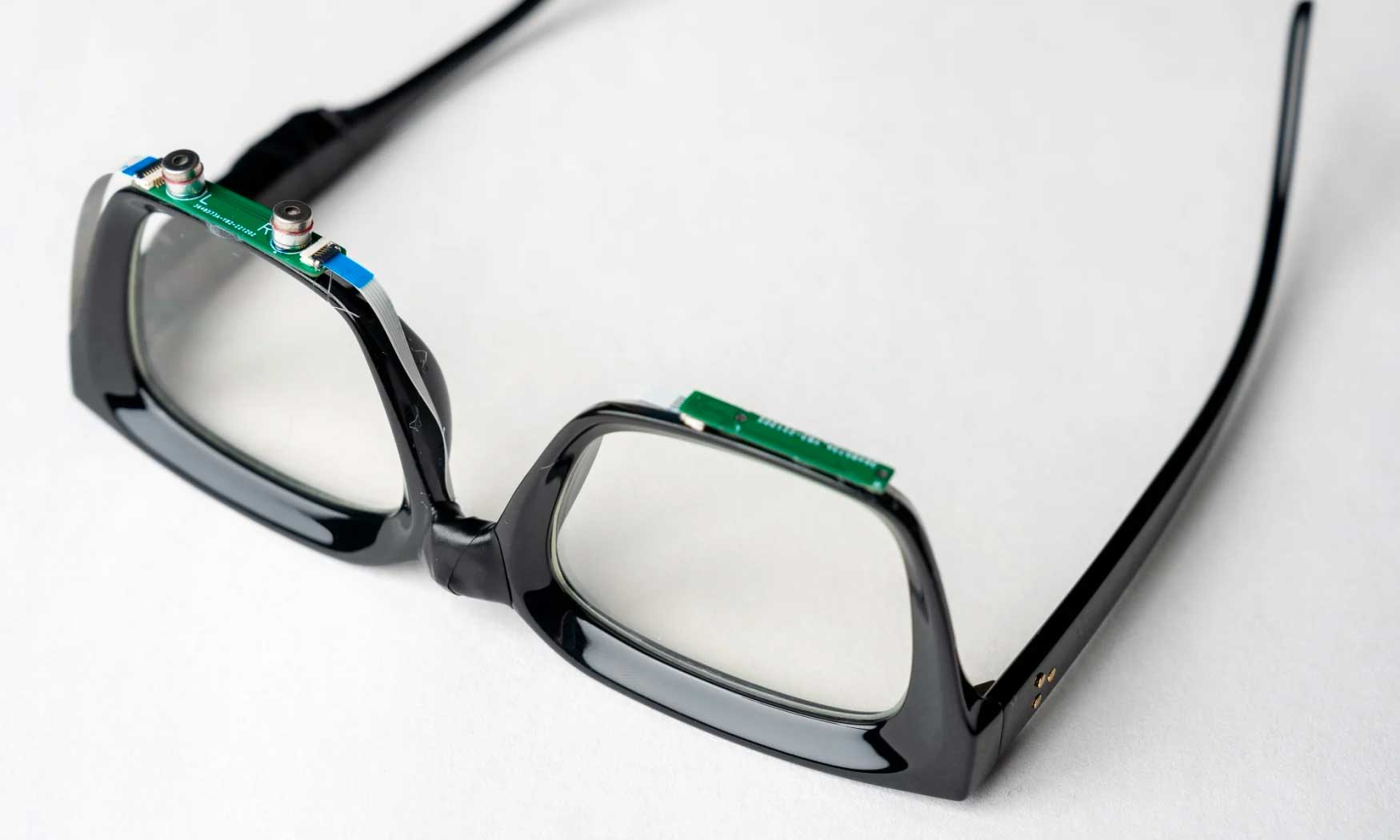 Gli occhiali-sonar della Cornell University possono interpretare comandi a bassa voce