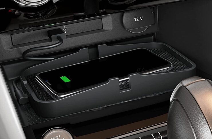 Il tappetino antiscivolo goobay ricarica lo smartphone in auto senza fili