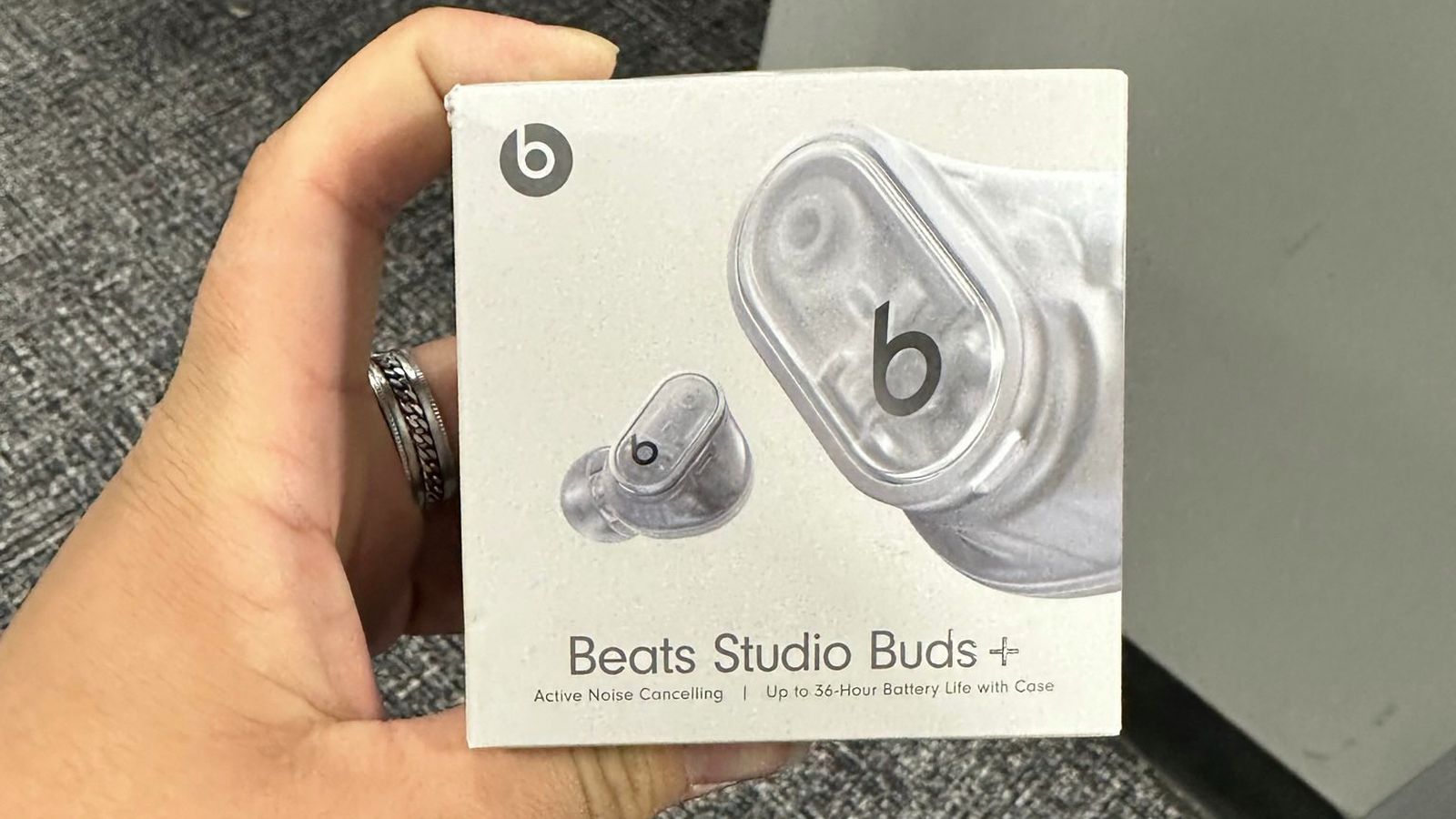 Nuovo avvistamento per le Beats Studio Buds+, in foto la versione trasparente