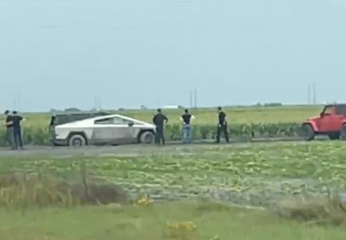 Tesla Cybertruck si impianta nel fango diventa un meme Tesla Cybertruck si impianta nel fango diventa un meme