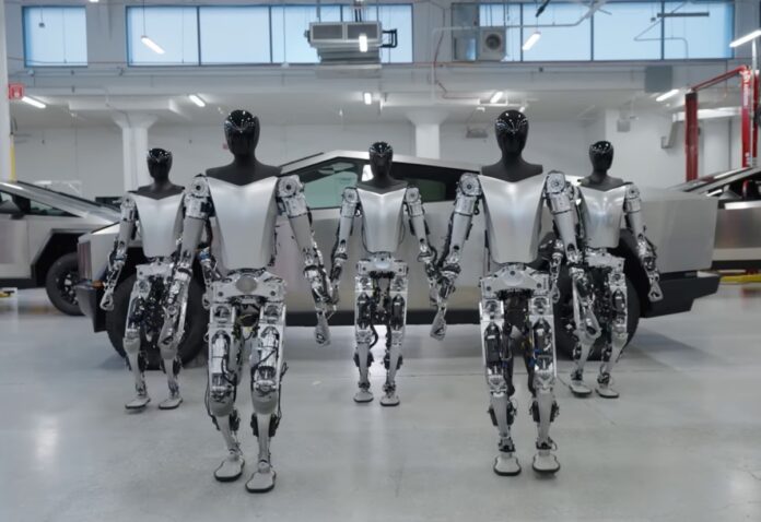 Tesla Bot cammina piano e impara a manipolare oggetti, il video