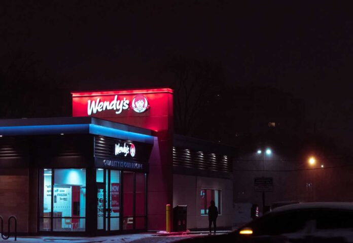 Nei fast food Wendy's i chatbot con l'AI al posto dei dipendenti per ordinare