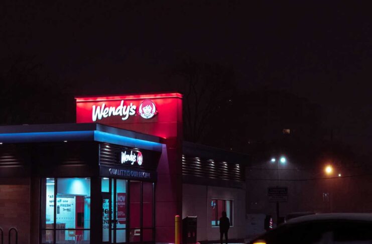 Nei fast food Wendy's i chatbot con l'AI al posto dei dipendenti per ordinare