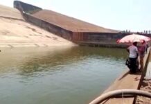 Per un selfie perde lo smartphone dentro ad un lago e lo fa svuotare per recuperarlo