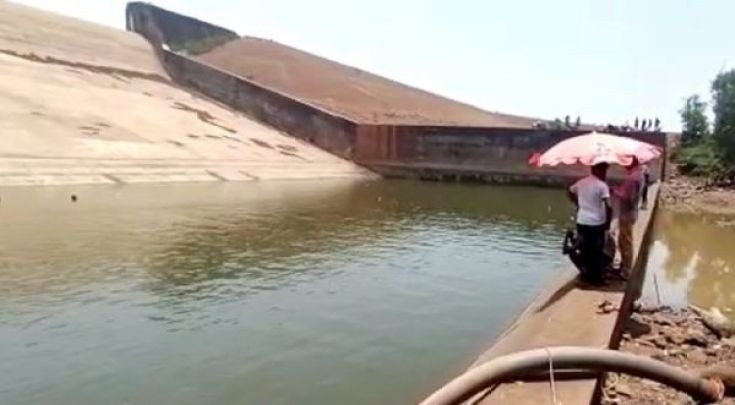 Per un selfie perde lo smartphone dentro ad un lago e lo fa svuotare per recuperarlo