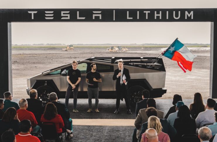 Tesla Cybertruck si impianta nel fango diventa un meme