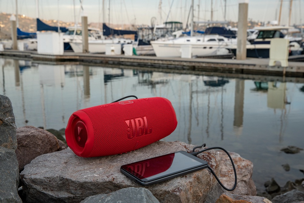 Gli speaker JBL Boombox 3 e JBL Charge 5 disponibili in versione Wi-Fi Gli speaker JBL Boombox 3 e JBL Charge 5 disponibili in versione Wi-Fi