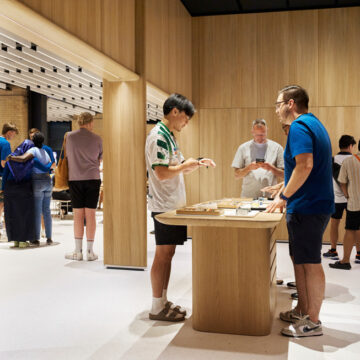 Apple Store, le foto dell'apertura nella storica Battersea Power Station di Londra