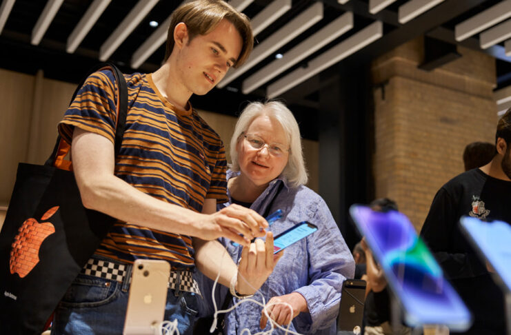 Apple Store, le foto dell'apertura nella storica Battersea Power Station di Londra