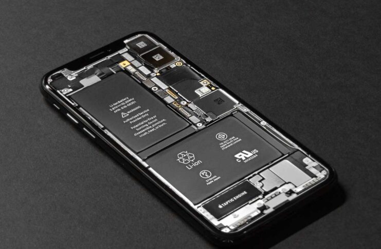 Il Parlamento europeo vuole batterie sostituibili sui telefoni