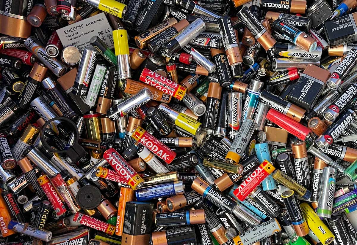 Il Parlamento europeo vuole batterie sostituibili sui telefoni Il Parlamento europeo vuole batterie sostituibili sui telefoni