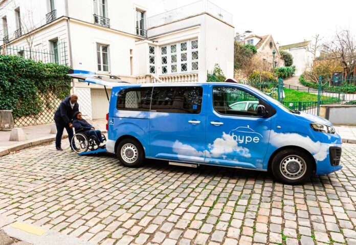 Stellantis e Hype, a Parigi flotta di 50 taxi a idrogeno accessibili con sedie a rotelle