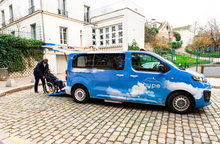 Stellantis e Hype, a Parigi flotta di 50 taxi a idrogeno accessibili con sedie a rotelle