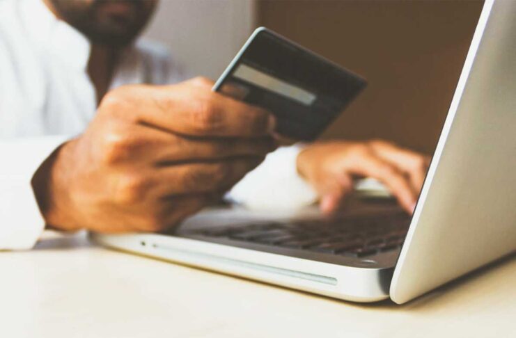 Boom di furti di identità online