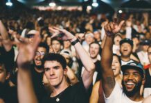 Centinaia di artisti contro tecnologie di riconoscimento facciale nei concerti