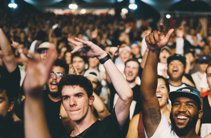 Centinaia di artisti contro tecnologie di riconoscimento facciale nei concerti