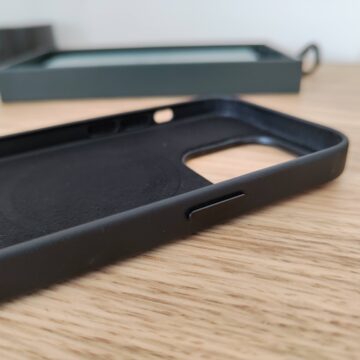 In prova la custodia in pelle Mujjo MagSafe per iPhone 14 Pro con tasca portafoglio