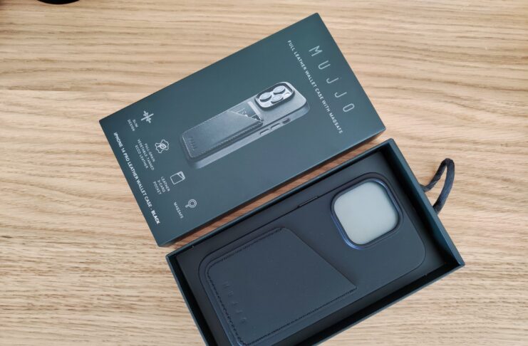 In prova la custodia in pelle Mujjo MagSafe per iPhone 14 Pro con tasca portafoglio