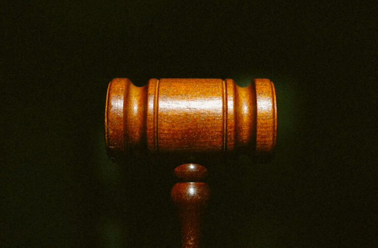 Per giudice canadese l'emoji del pollice alzato implica l'accettazione di un contratto