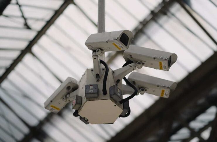 Regno Unito, il riconoscimento facciale per individuare taccheggiatori nei negozi