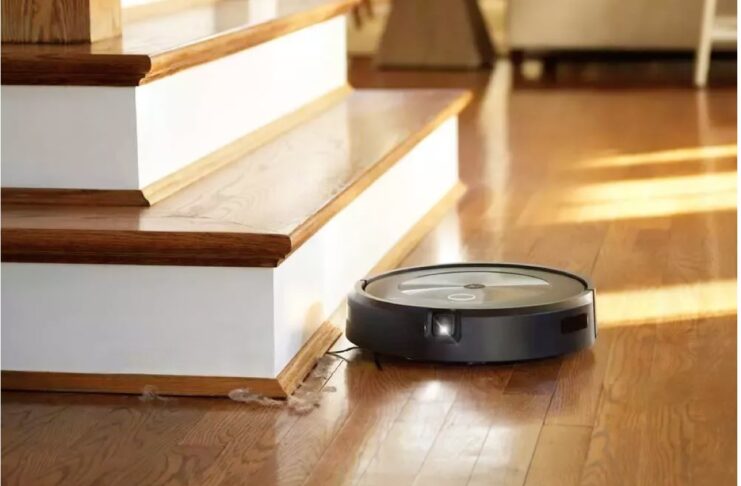 Al minimo iRobot Roomba j7, solo 599€ per il robot aspirapolvere super intelligente