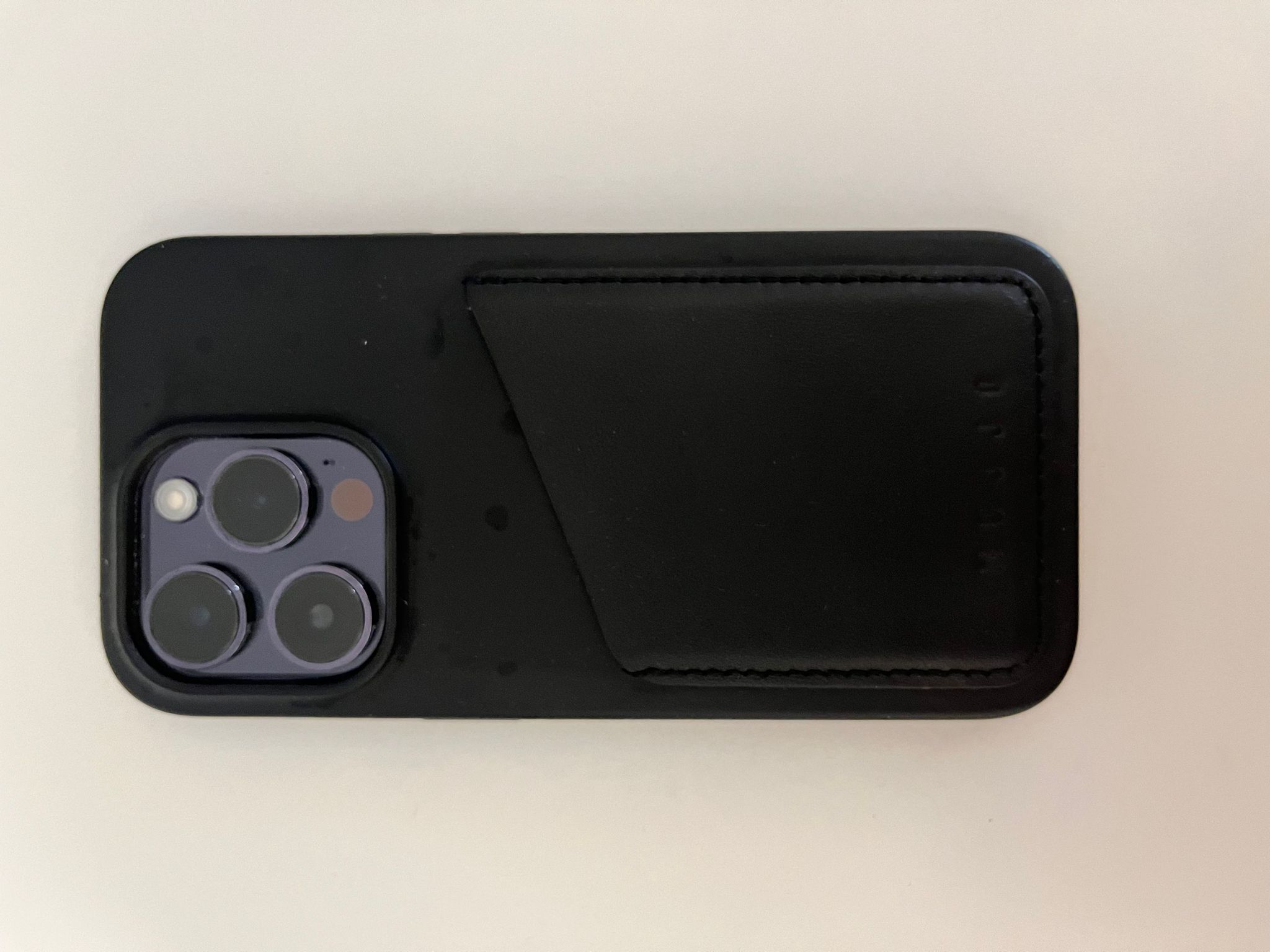 In prova la custodia in pelle Mujjo MagSafe per iPhone 14 Pro con tasca portafoglio