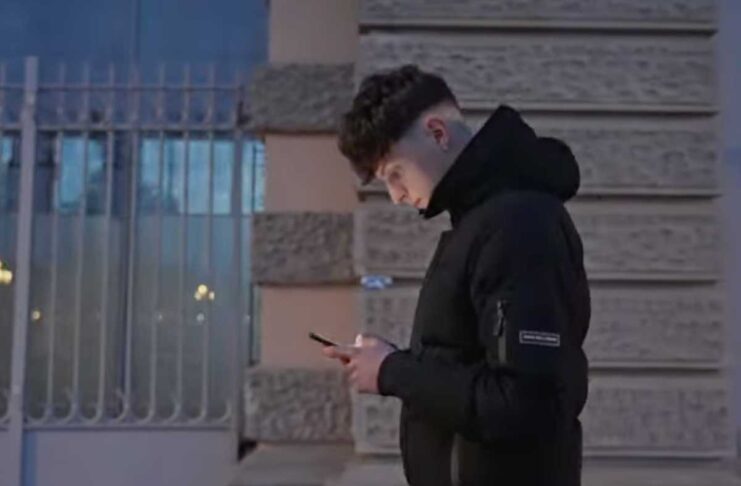 A Padova luce rossa sul marciapiede per proteggere i pedoni dalla distrazione da smartphone