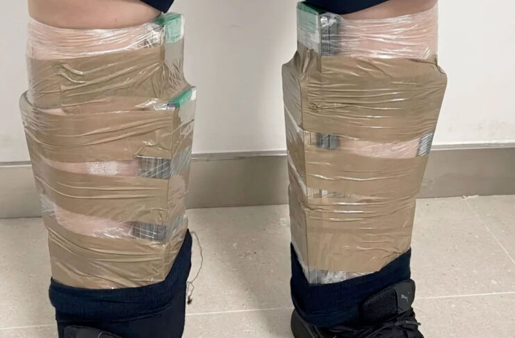 Uomo fermato dalla dogana cinese con 62 iPhone sotto i vestiti