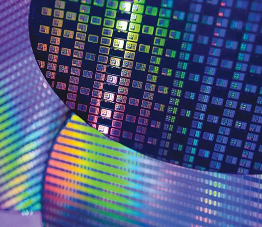 TSMC può aiutare Elon Musk a costruire Terafab, la maxi fabbrica di chip in Texas Una sottile fetta di materiale semiconduttore (wafer) sulla quale vengono realizzati i chip. Foto: TSMC