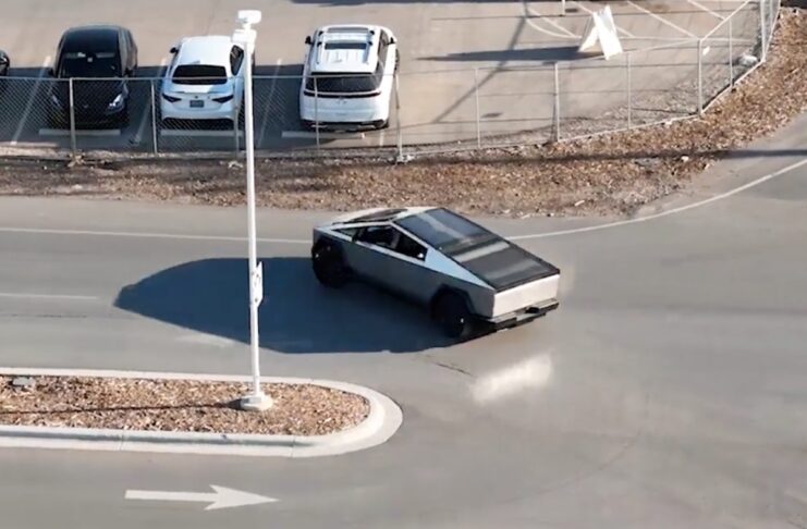 Tesla Cybertruck, il raggio di sterzata è di un altro mondo