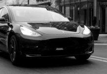 Tesla investe auto della polizia, non sono bastati 150 avvertimenti