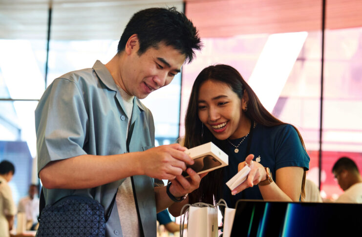 iPhone 15 e Apple Watch 9 sono disponibili nei negozi