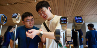 iPhone 15 e Apple Watch 9 sono disponibili nei negozi