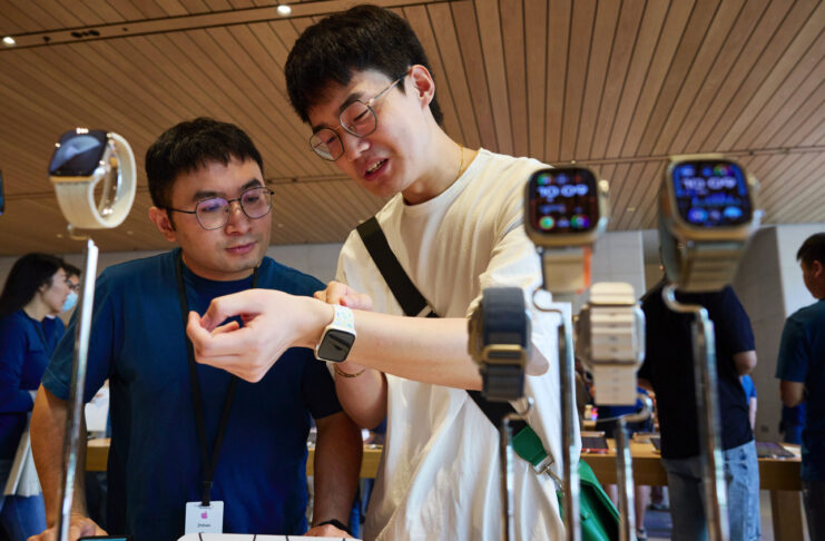 iPhone 15 e Apple Watch 9 sono disponibili nei negozi