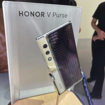 Honor a IFA 2023 introduce il pieghevole MAGIC V2 e lo smartphone borsetta