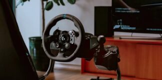 Logitech Playseat Challenge X è la sedia per simulatori di corse super-compatta