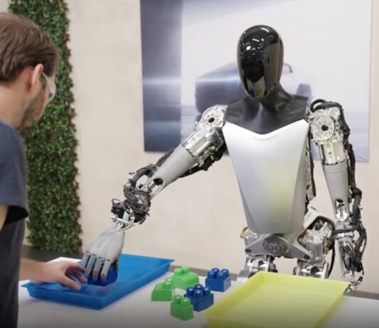 Il robot Tesla Optimus manipola oggetti e fa yoga grazie all’AI