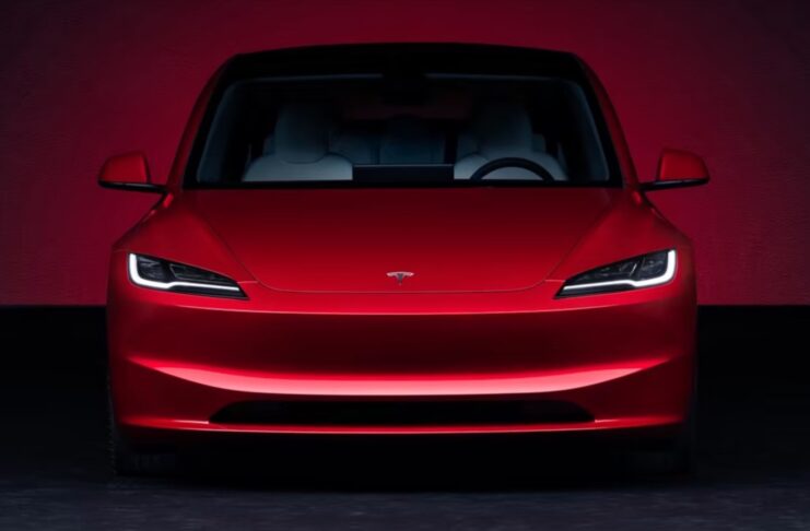 Tesla Model 3 diventa più bella dentro e fuori, migliora l’autonomia