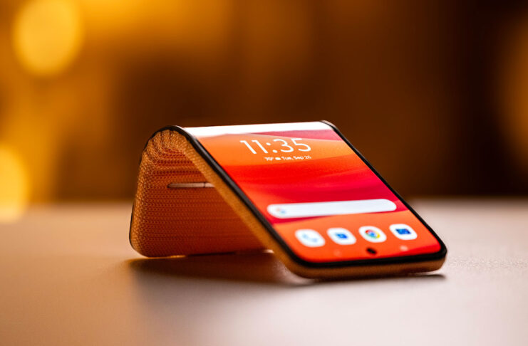 Motorola, concept di smartphone con display adattivo e nuove funzioni IA