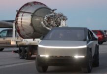 Tesla Cybertruck sfoggia i muscoli trainando un reattore SpaceX