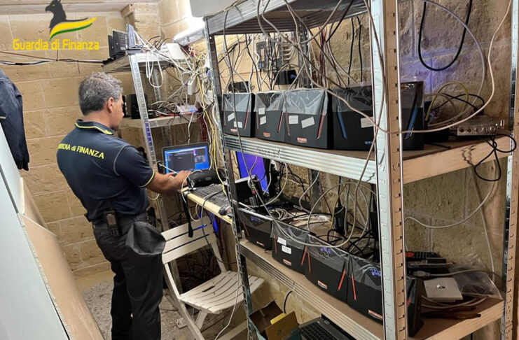 Operazione antipirateria, smantellata in Puglia centrale trasmissione abusiva piattaforma SKY