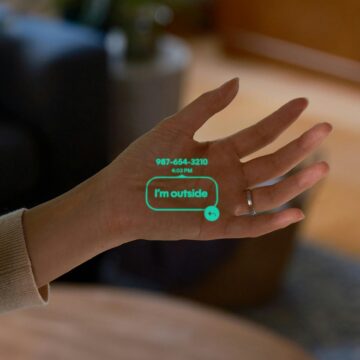 Presentato AI Pin, il miniproiettore che vuole sostituire lo smartphone